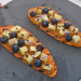 Tostada de boniato, plátano, arándanos y manteca de cac