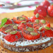 Tostadas con labneh, fresas y semillas de calabaza