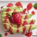 Tostadas con queso, aguacate y sirope de fresas