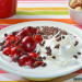 Yogur cremoso con cerezas, coco y frutos secos. Receta 