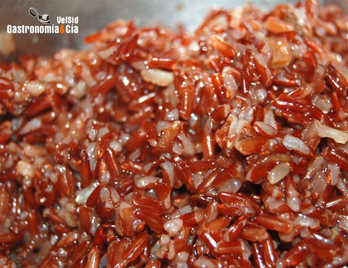 Tofu al limón con arroz rojo