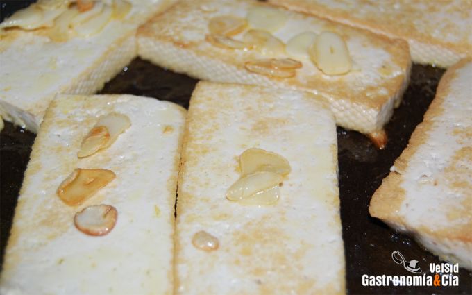 Tofu al limón con arroz rojo
