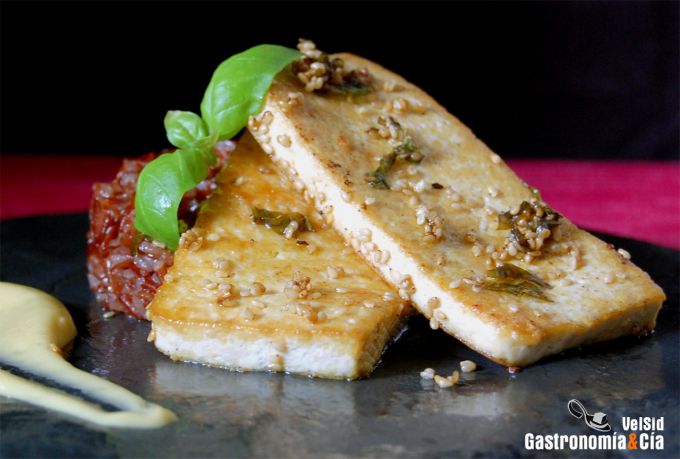 Tofu al limón con arroz rojo