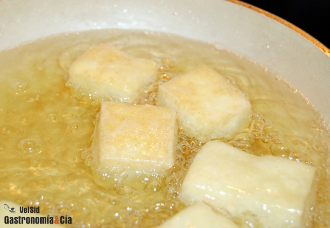 Tofu frito crujiente con salsa de miso