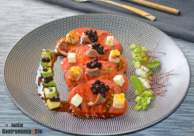 Ensalada de tomate con anchoa, aguacate y vinagreta ter