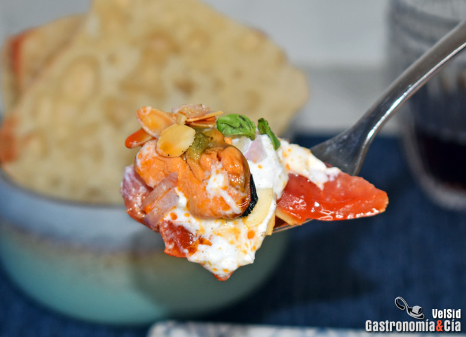 Tomate con burrata y mejillones en escabeche
