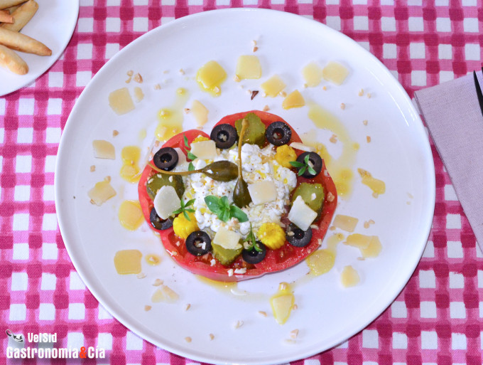 Tomate con queso cottage y encurtidos