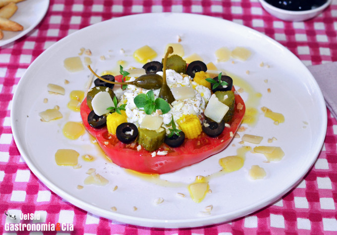 Tomate con queso cottage y encurtidos