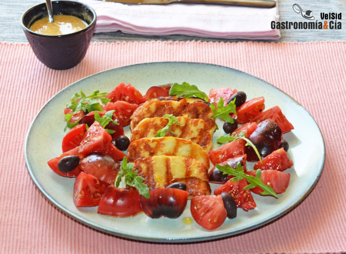Ensalada de tomate azul, halloumi a la parrilla y vinag