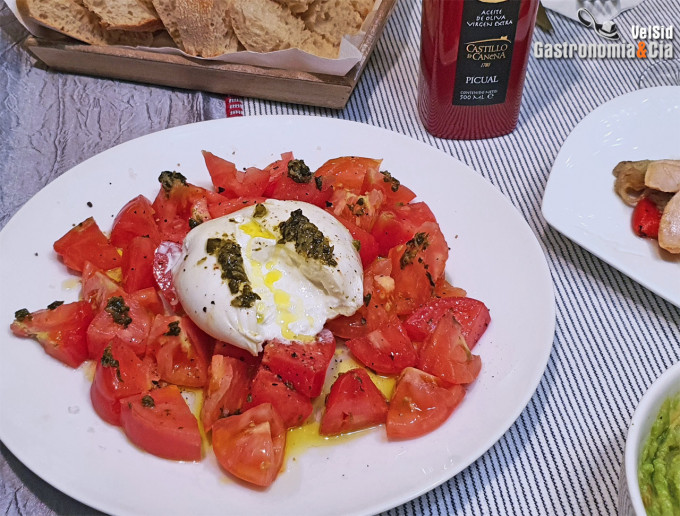 Ensalada de tomate rosa con burrata y tartar de algas