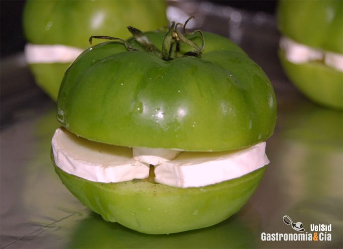 Tomates verdes asados con queso de cabra