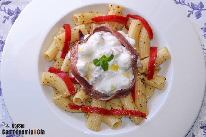 Tortiglioni con mozzarella marinada y anchoas