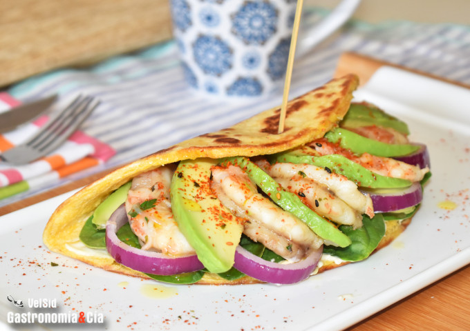 Tortilla crujiente con gambas, aguacate y espinacas