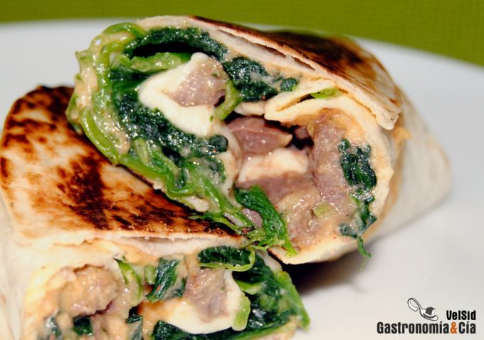 Tortillas rellenas de hummus, espinacas y ternera