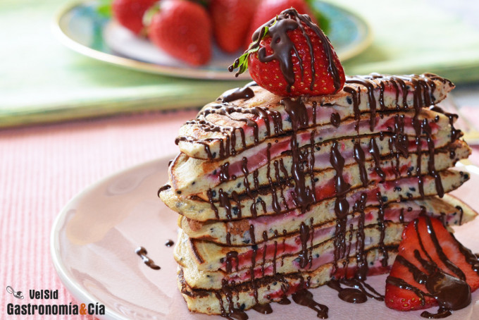 Tortitas de avena, fresas y sésamo, un desayuno saludab