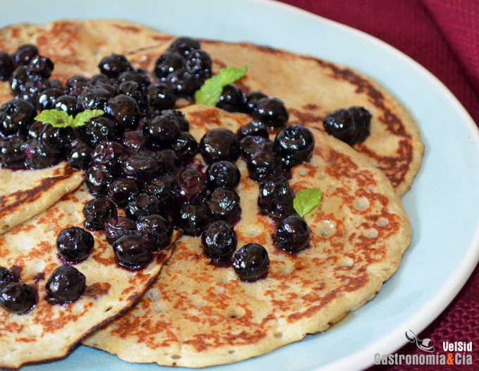 Tortitas de avena, plátano y yogur con arándanos saltea