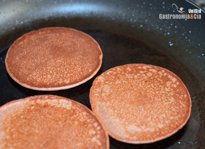 Receta fácil de tortitas de chocolate para hacer un ric