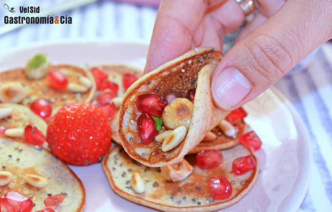 Tortitas de plátano y espelta integral con granada y fr