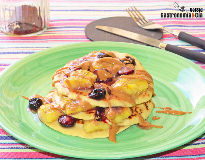 Tortitas de garbanzo con plátano, arándanos y crema de 