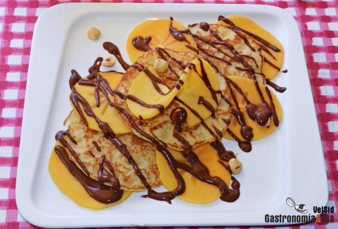 Tortitas de avena con kaki persimon y sirope de chocola