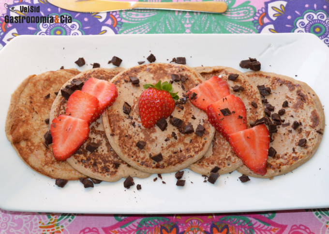 Tortitas de avena con plátano, fresas y chocolate