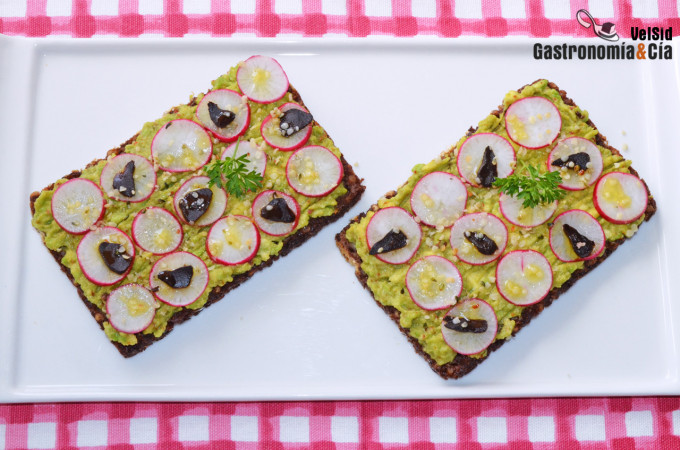 Tostada de aguacate, rabanitos y ajo negro
