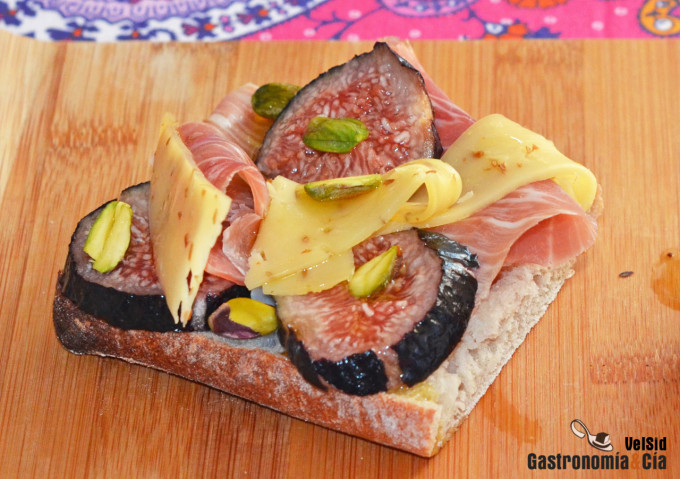 Tostadas con jamón ibérico, higos y queso con cominos