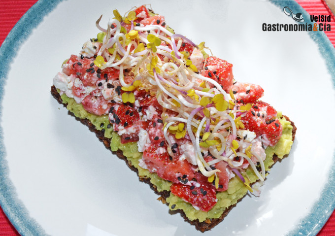 Tostadas integrales con fresas, aguacate y queso feta