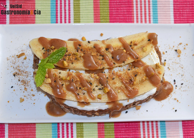 Tostada de plátano, labneh y salsa de caramelo y avella