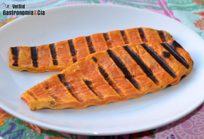 Tostada de boniato con requesón y crema de cacahuete