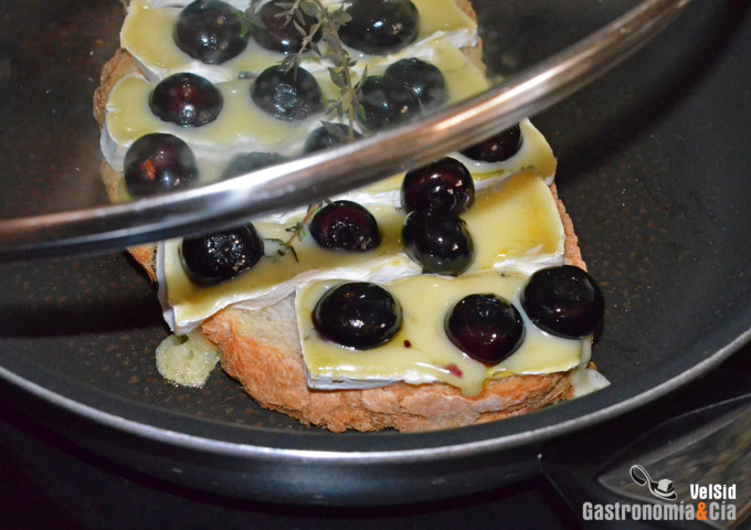 Tostada con queso brie y arándanos al tomillo