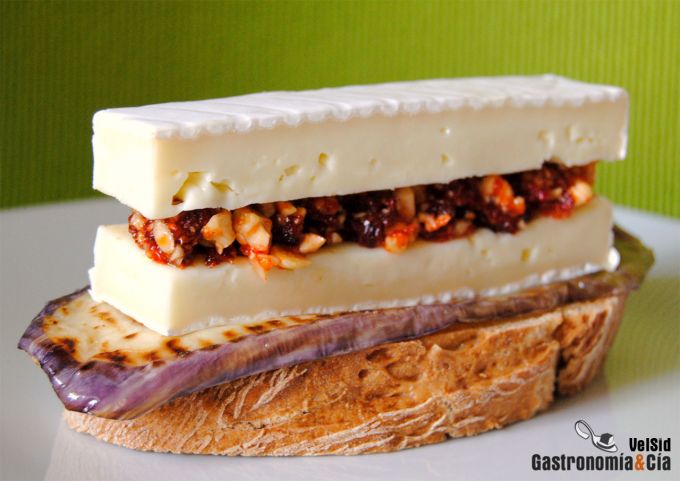 Brie relleno de tomate, pimiento y avellanas