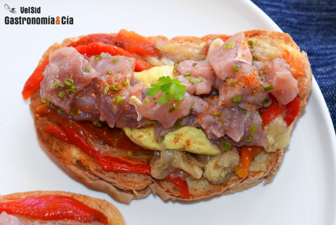 Tosta de escalivada con mostaza y tartar de atún, un bo