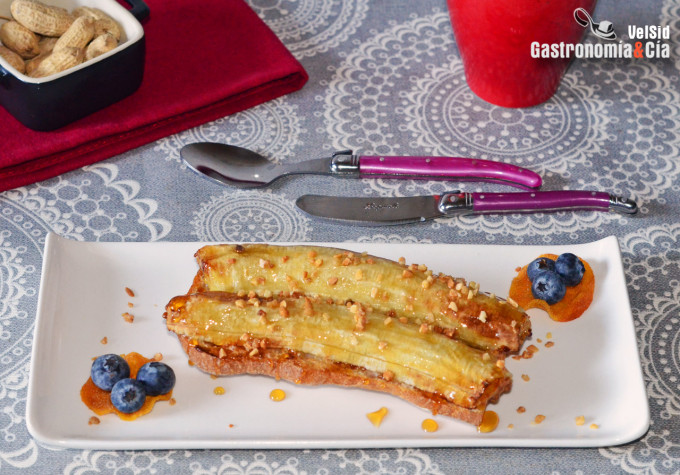 Tostada de plátano asado con miel