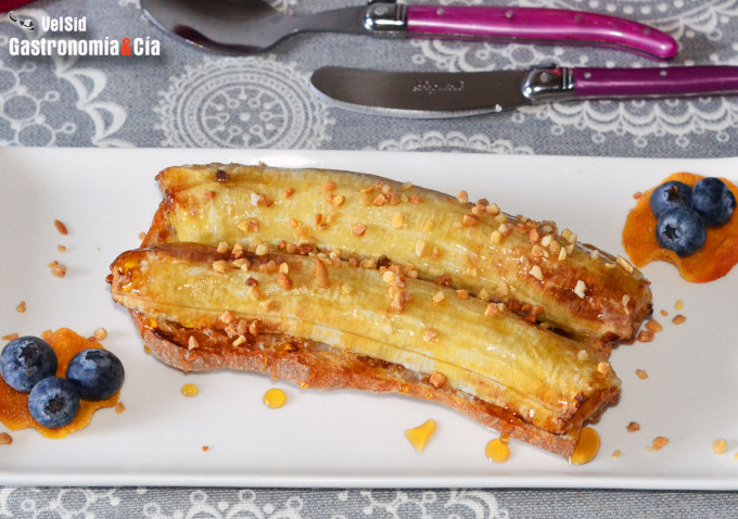 Tostada de plátano asado con miel