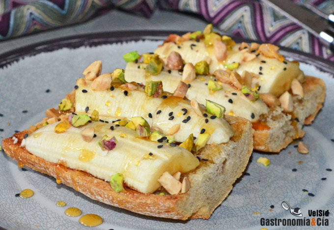 Tostadas con plátano, miel y pistachos