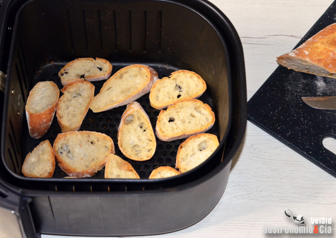 Cómo hacer rebanadas de pan tostado para canapés