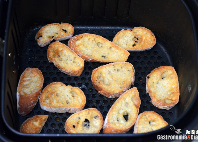 Cómo hacer rebanadas de pan tostado para canapés