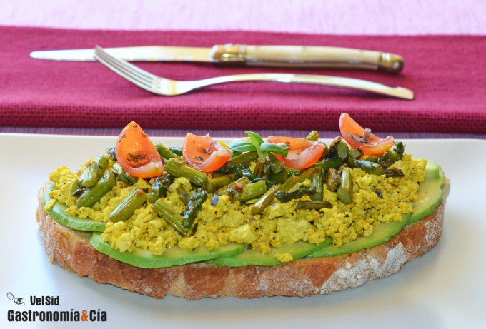 Tostada de aguacate, revuelto de tofu y espárragos 