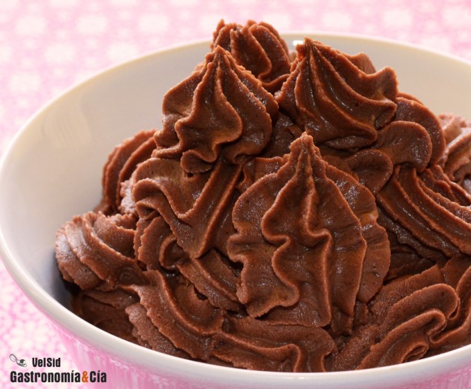 Cómo hacer trufa con praliné para rellenar pasteles