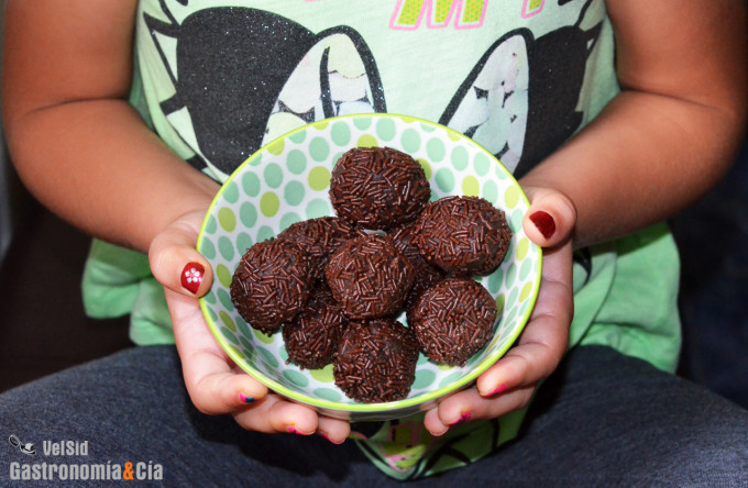 Trufas de chocolate y almendra tostada