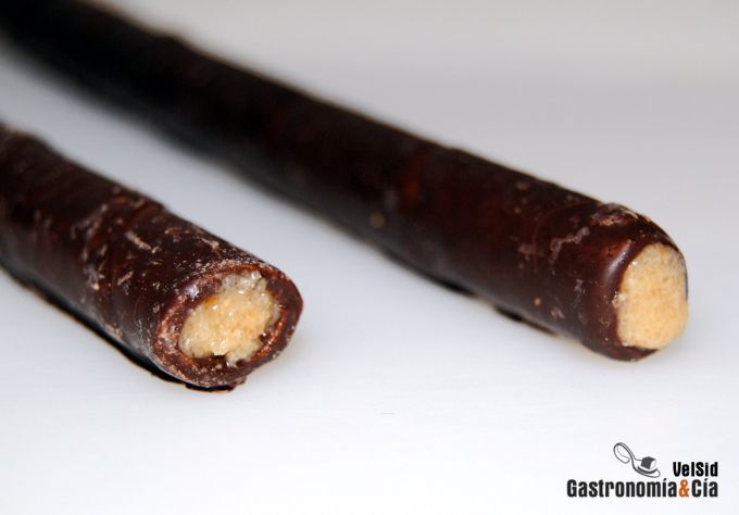 Turrón de chocolate relleno de barquillos y praliné