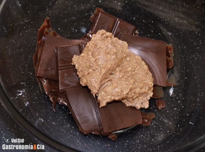 Turrón de chocolate y cacahuete crujiente