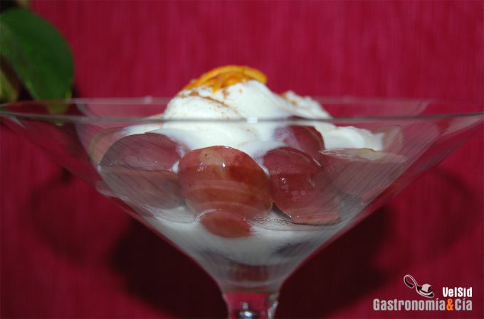 Uvas salteadas con mousse de yogur