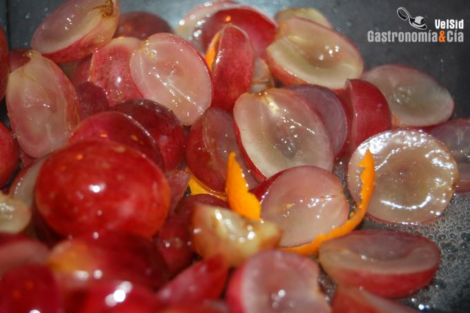 Uvas salteadas con mousse de yogur