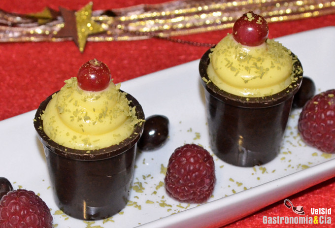 Vasitos de chocolate con lemon curd y frutos rojos