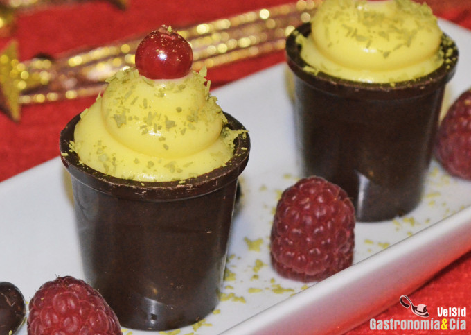 Vasitos de chocolate con lemon curd y frutos rojos