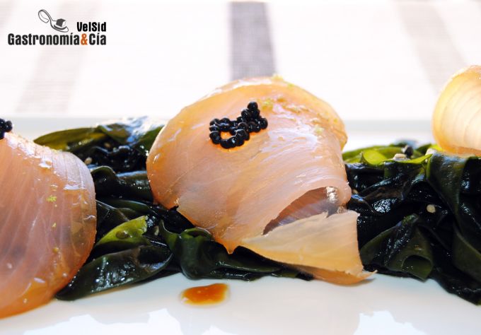Wakame con marlin ahumado y vinagreta de soja y lima