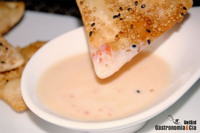 Wonton frito con sésamo