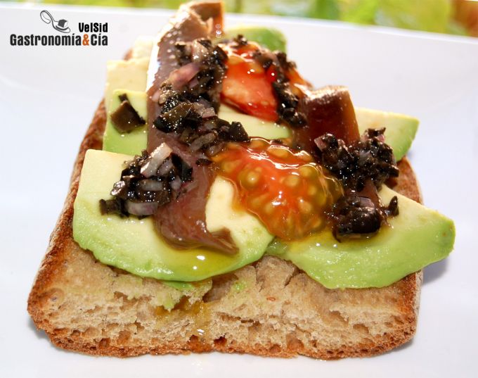 Aguacate con anchoas y vinagreta de aceitunas negras